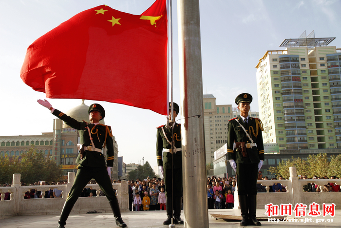 地区隆重举行国庆升国旗仪式
