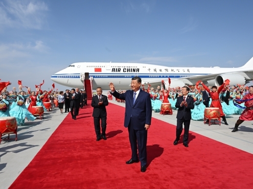 习近平率中央代表团抵达乌鲁木齐出席新疆维吾尔自治区成立70周年庆祝活动