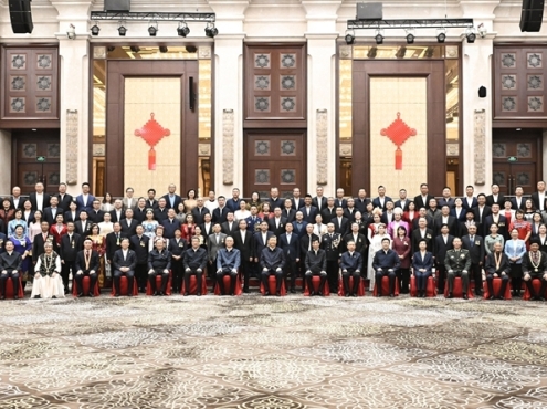 习近平接见新疆各族各界代表